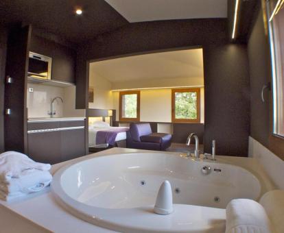 Preciosa bañera de hidromasaje privada de la Habitación Doble Premium.
