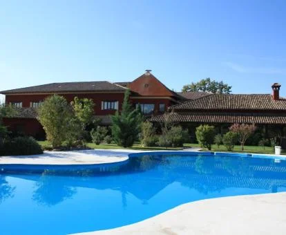 Zona exterior con amplia piscina de este hotel con encanto.