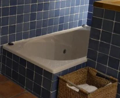 Baño con bañera de hidromasaje privada de la Suite.