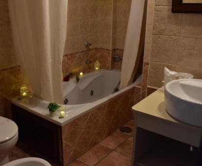 Bañera de hidromasaje privada en el baño de una de las habitaciones dobles del hotel.