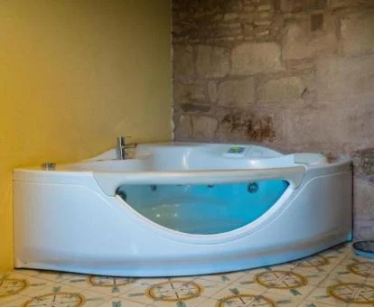 Amplio jacuzzi privado de la Suite Deluxe del hotel.