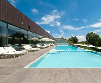 Solarium con gran piscina al aire libre de este hotel rural.