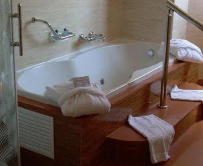 Bañera de hidromasaje privada de la Suite Junior del hotel.