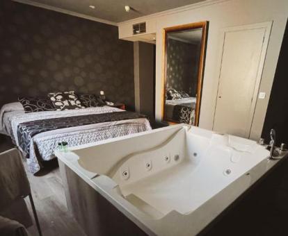 Fabulosa suite con bañera de hidromasaje y sauna.