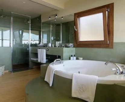 Amplio baño con bañera de hidromasaje de la Suite Exclusiva del hotel.
