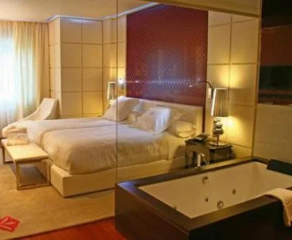 Habitación Doble Superior con jacuzzi privado cerca de la cama.
