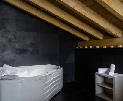 Bañera de hidromasaje privada de la habitación doble del ático del hotel.