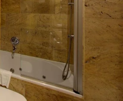 Baño con bañera de hidromasaje privada de la Suite Junior del hotel.