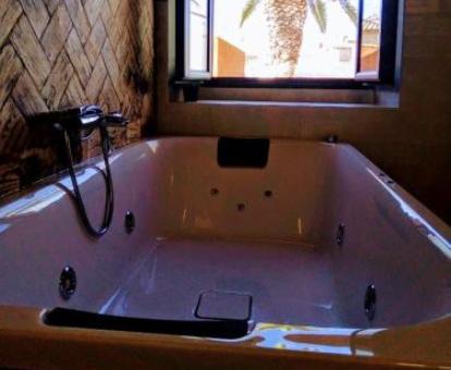 Amplia bañera de hidromasaje privada de la Suite Deluxe del hotel.