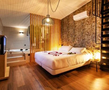Dormitorio con jacuzzi privado junto a la cama de una de las cabañas del alojamiento.