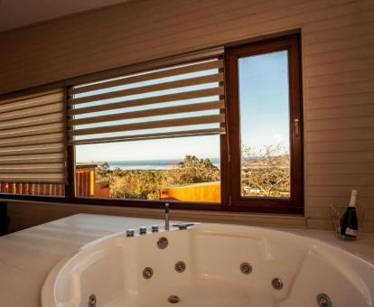 Jacuzzi privado con vistas al mar de la Suite Deluxe del hotel.