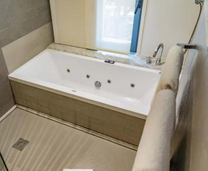Bañera de hidromasaje privada de la suite con piscina privada del hotel. 