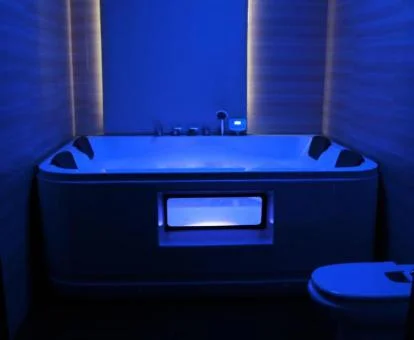 Fabuloso jacuzzi privado de la Suite Junior del hotel.