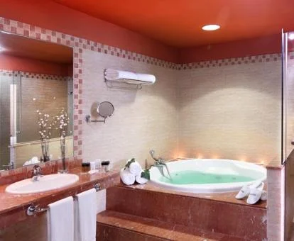 Fabuloso jacuzzi en la Suite Deluxe con vistas al mar.