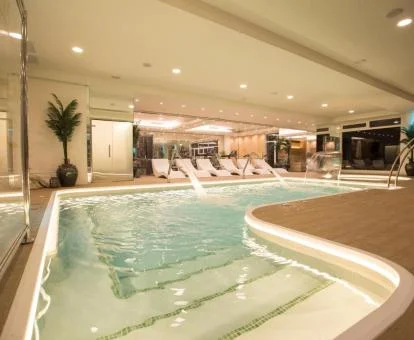 Piscina de hidroterapia de las instalaciones de spa del hotel.