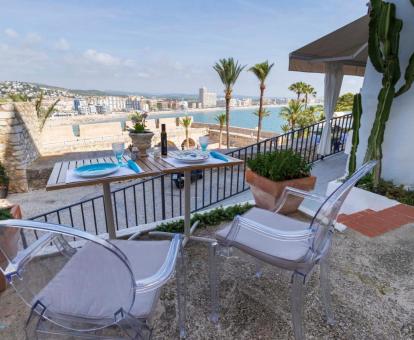 Terraza con comedor exterior de este hotel boutique con vistas a la playa.