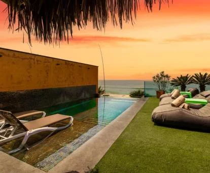 Preciosa zona exterior con piscina y vistas al mar de esta villa independiente.