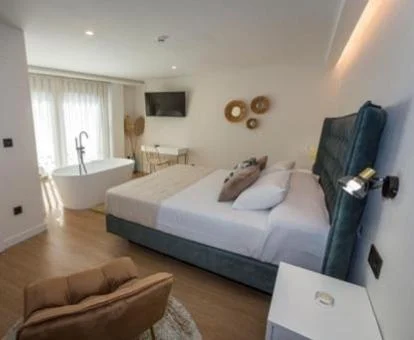 Una de las preciosas habitaciones con bañera cerca de la cama de este hotel con encanto.
