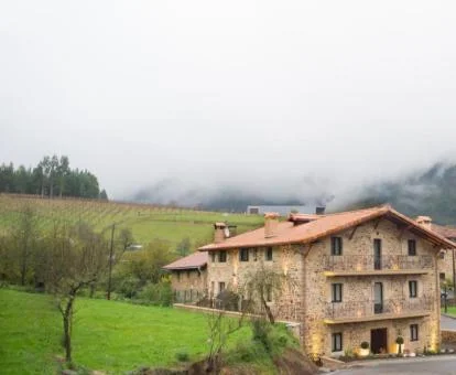 Precioso edificio de piedra de este hotel con encanto en un bello entorno natural.