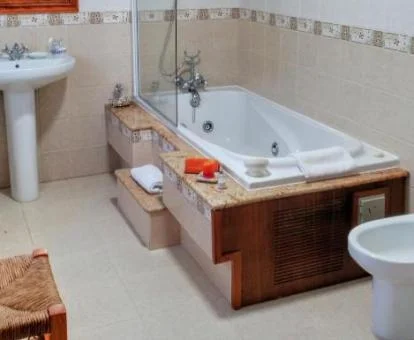 Bañera de hidromasaje privada en el baño de una de las habitaciones del hotel.