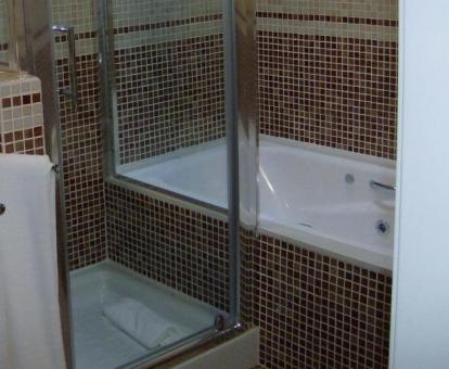 Habitación Doble con bañera de hidromasaje privada del hotel.