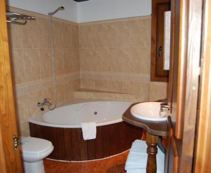 Amplia bañera de hidromasaje privada en el baño de la Suite con terraza.