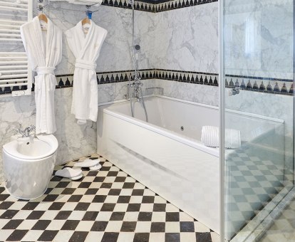 Bañera de hidromasaje privada en el elegante baño de una de las suites del hotel.