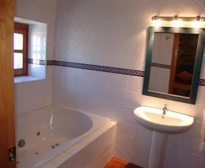 Baño con bañera de hidromasaje de una de las habitaciones del alojamiento.