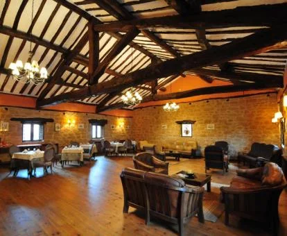 Uno de los amplios espacios comunes de este hotel rural.