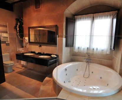Amplio baño con un gran jacuzzi circular de la suite del hotel.