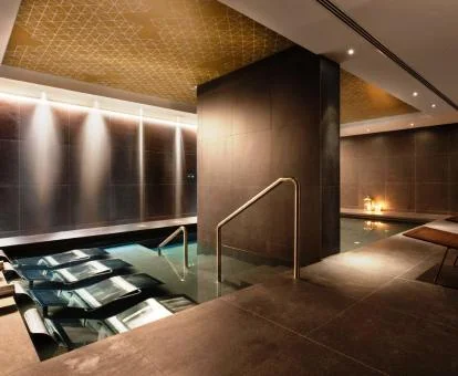 Elegante zona de bienestar con piscina cubierta del hotel.