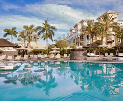 Edificio de este precioso hotel con encanto con amplia piscina al aire libre.