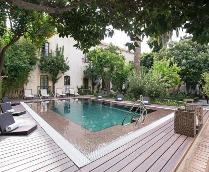 Maravillosa zona exterior con piscina rodeada de vegetación de este coqueto hotel.