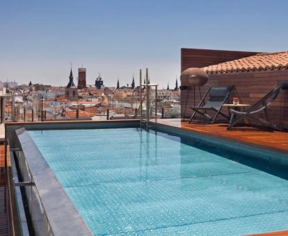 Terraza con piscina al aire libre y fabulosas vistas a la ciudad de este hotel con encanto.