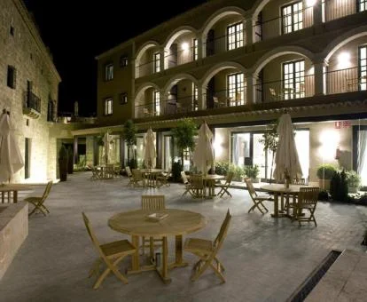 Agradable terraza con mobiliario de este hotel con encanto.