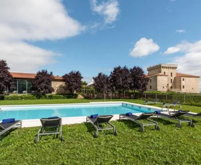 Zona exterior con grandes jardines y piscina al aire de este hotel rural.