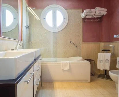 Bañera de hidromasaje privada en el baño de la Suite Junior.