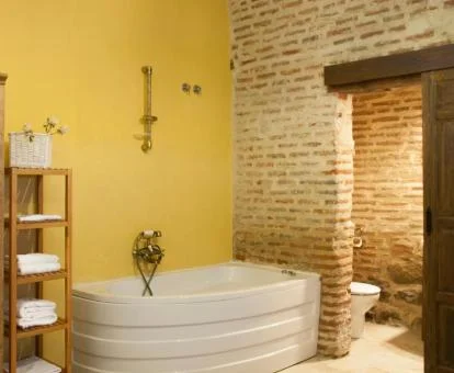 Baño de la Suite con bañera de hidromasaje.