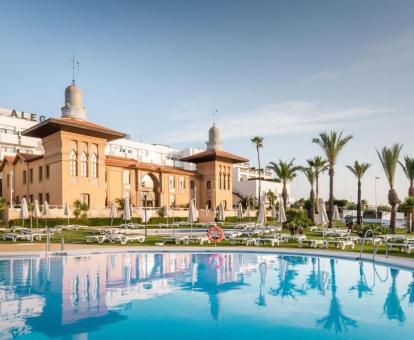 Hermoso edificio palaciego de este hotel con encanto con piscina y amplios jardines.