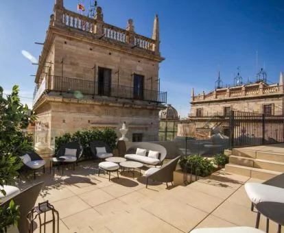 Terraza superior con mobiliario de este coqueto hotel con encanto.