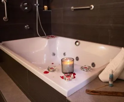 Bañera de hidromasaje privada de la habitación Premier Doble.