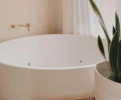 Bañera de hidromasaje redonda de la Suite Junior del hotel.