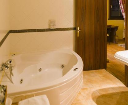 Bañera de hidromasaje privada en el elegante baño de la Suite del hotel.