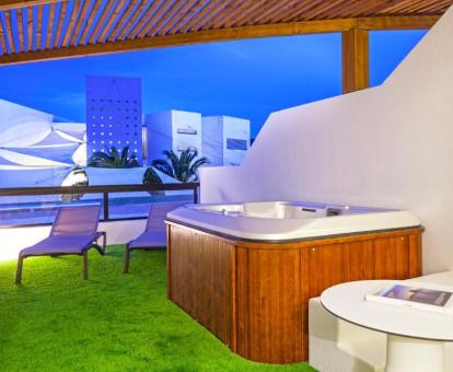 Terraza con preciosas vistas y bañera de hidromasaje privada de la Habitación Superior del hotel.