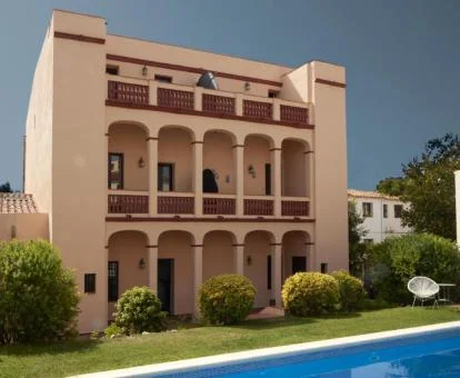 Edificio de este hotel con encanto con jardín y piscina exterior.