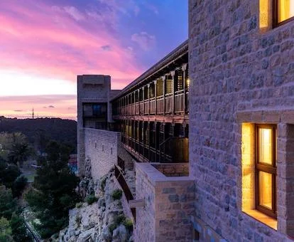 Precioso parador con piscina sobre un cerro con fabulosas vistas.