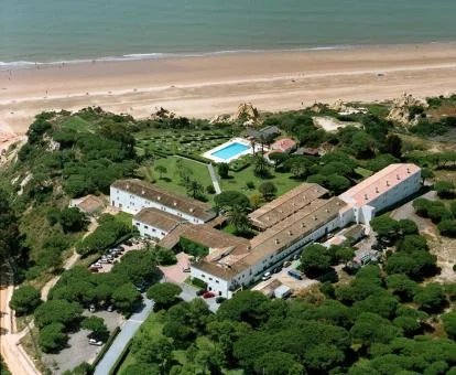 Vista aérea de este precioso parador rodeado de naturaleza en primera línea de playa.