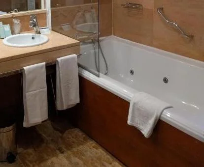 Baño con bañera de hidromasaje privada de la Suite Junior del hotel.