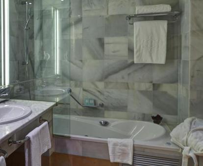 Baño con bañera de hidromasaje privada de la Suite Junior.