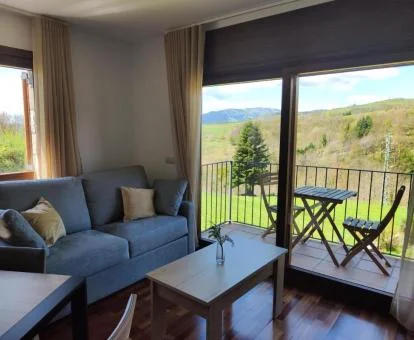 Interior de uno de los hermosos apartamentos de este complejo rural con terraza y vistas.